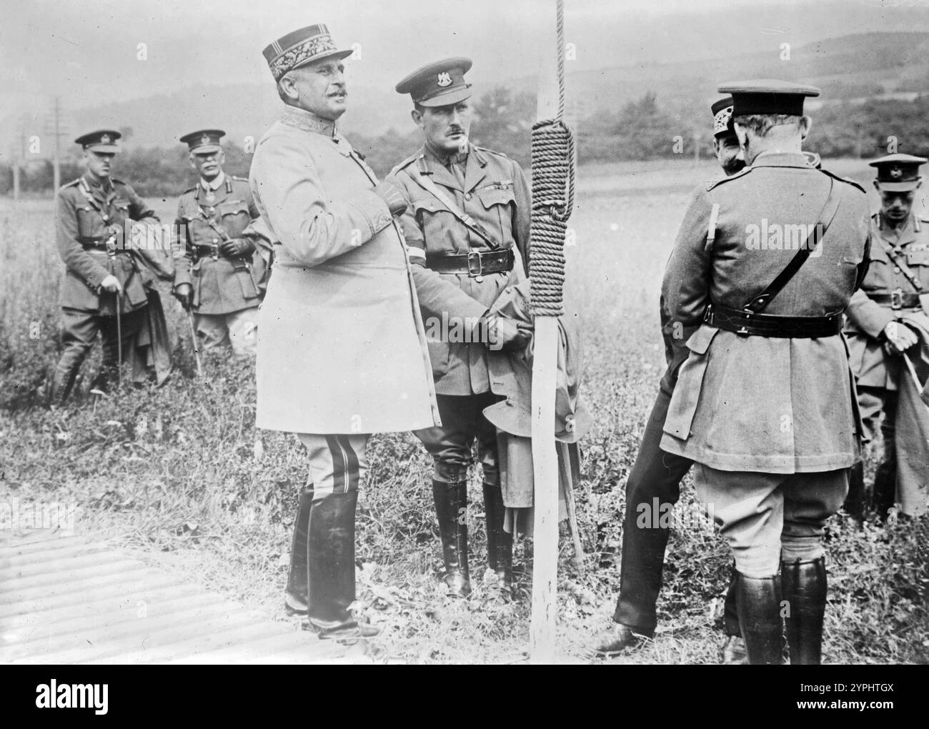 General Pelletier de Worllemont von der französischen Armee und Prinz Arthur von Connaught bei der ersten Gedenkfeier der Armee zum vierten Jahr des Ersten Weltkriegs in Ranchicourt, Pas-de-Calais, 1917. Stockfoto