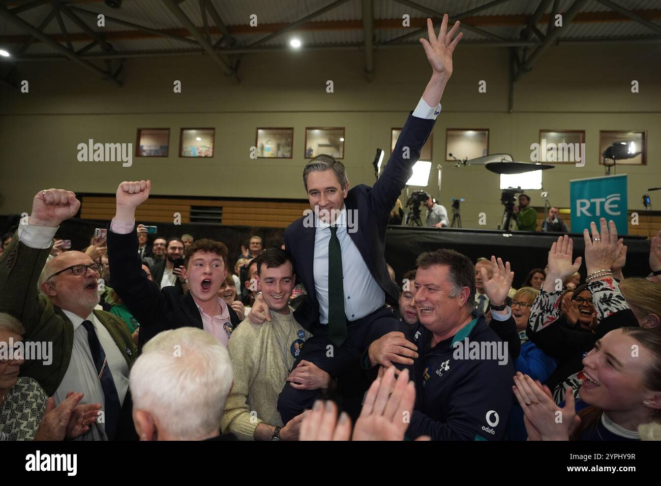 Der irische Premierminister Simon Harris feiert, nachdem er in das Dail parliament als TD für Wicklow bei der ersten Wahl im Wahlzählungszentrum der Shoreline Leisure Greystones in Co Wicklow wiedergewählt wurde, nachdem die Wähler bei den Wahlen 174 TDS in 43 Wahlkreisen gewählt hatten. Bilddatum: Samstag, 30. November 2024. Stockfoto