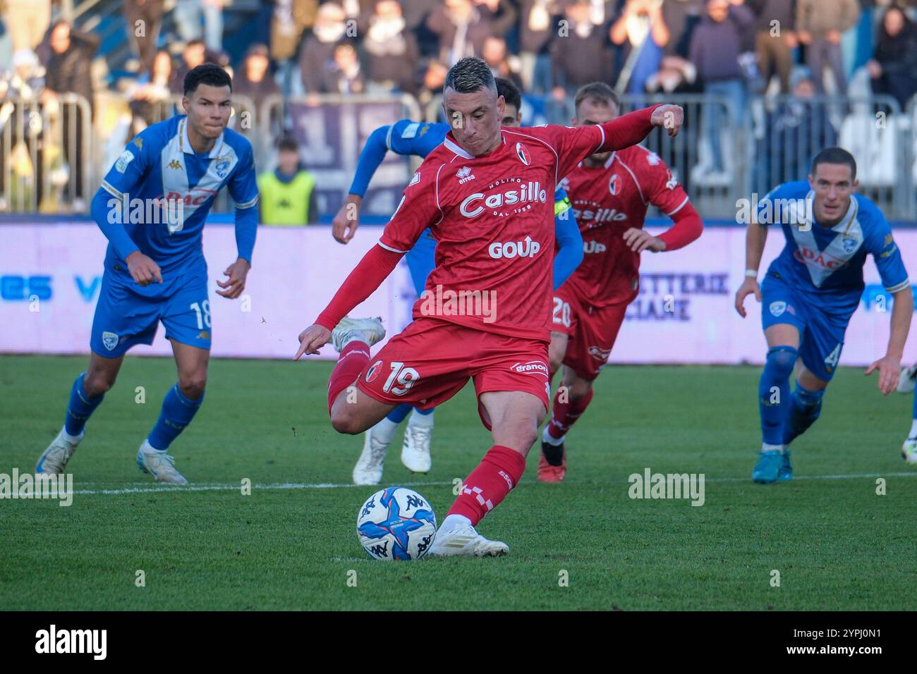 Brixia, Italien. November 2024 30. Cesar Falletti von SSC Bari schoss am 30. November 2024 im Mario Rigamonti Stadion in Brixia einen Elfmeterschieß während des italienischen Fußballspiels der Serie B zwischen Brescia Calcio und SSC Bari. Quelle: Roberto Tommasini/Alamy Live News Stockfoto