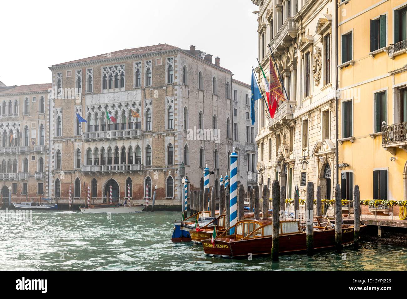 Venedig, Italien - 8. Februar 2024: Architektur von Venedig, Paläste und schöne Häuser entlang des Canal Grande, Italien Stockfoto