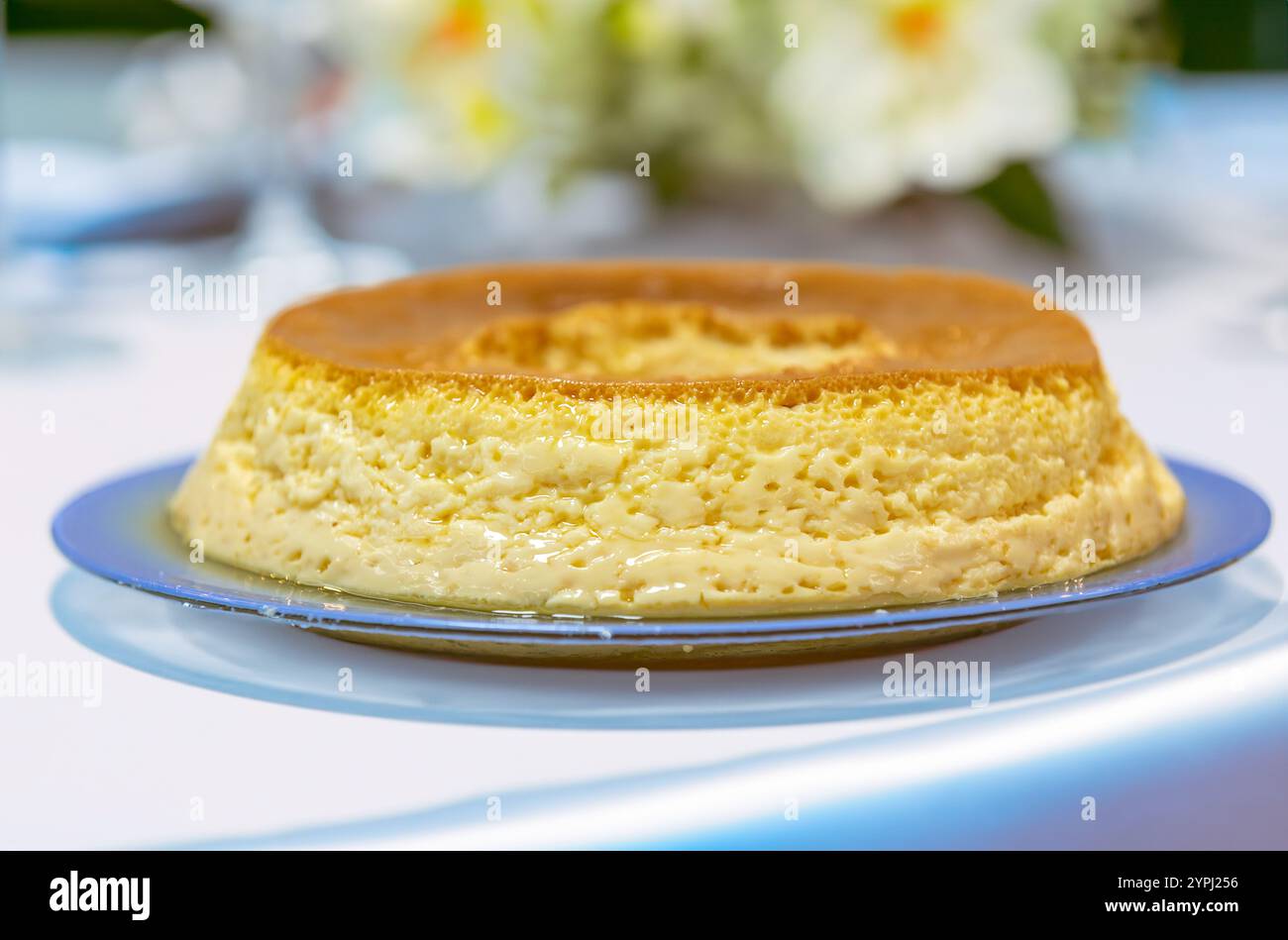 Milch und Eier Pudding oder Pudim de leite. Brasilianisches Dessert hausgemachter Karamellpudding. Traditioneller brasilianischer Flan Stockfoto