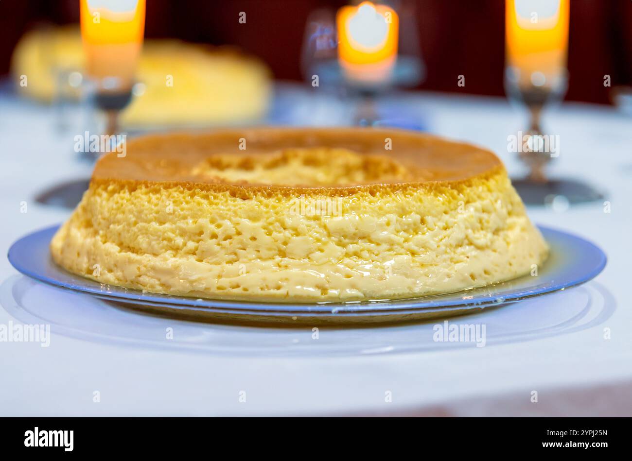 Milch und Eier Pudding oder Pudim de leite. Brasilianisches Dessert hausgemachter Karamellpudding. Traditioneller brasilianischer Flan Stockfoto