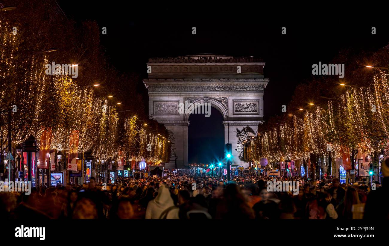 Paris, Frankreich - 19. November 2023: Champs Elysées Avenue mit weihnachtsdekoration und Triumphbogen im Hintergrund in Paris Stockfoto