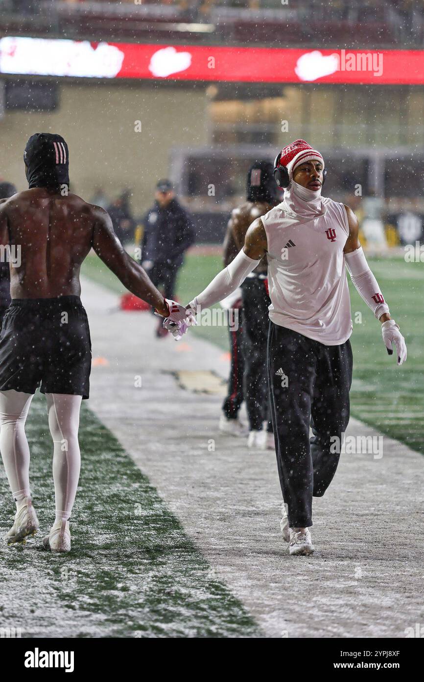 Bloomington Indiana, USA. November 2024 30. Die Spieler aus Indiana wärmen sich vor dem Spiel während des NCAA-Fußballspiels zwischen den Indiana Hoosiers vs Purdue Boilermakers im Memorial Stadium in Bloomington Indiana auf. Cory Eads/Cal Sport Media/Alamy Live News Stockfoto