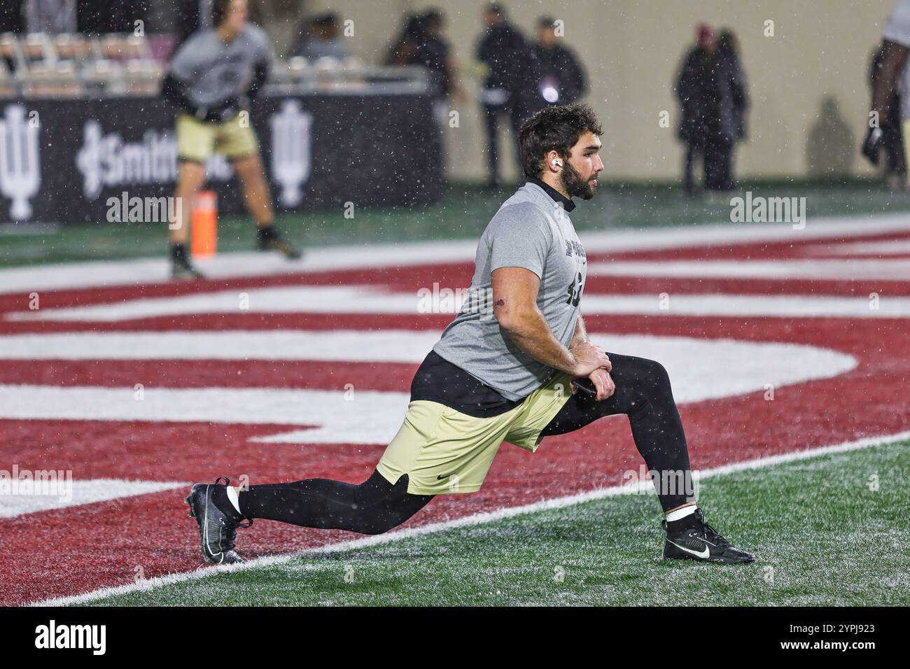 Bloomington Indiana, USA. November 2024 30. Purdue-Spieler, der sich vor dem Spiel während des NCAA-Football-Spiels zwischen den Indiana Hoosiers vs Purdue Boilermakers im Memorial Stadium in Bloomington Indiana ausdehnt. Cory Eads/Cal Sport Media/Alamy Live News Stockfoto