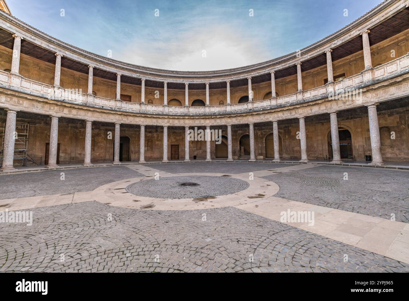 Granada, Spanien - 22. November 2022 : Palacio de Carlos V Palast von Karl V. interne runde Terrasse. Renaissance-Gebäude im Alhambra-Komplex Stockfoto