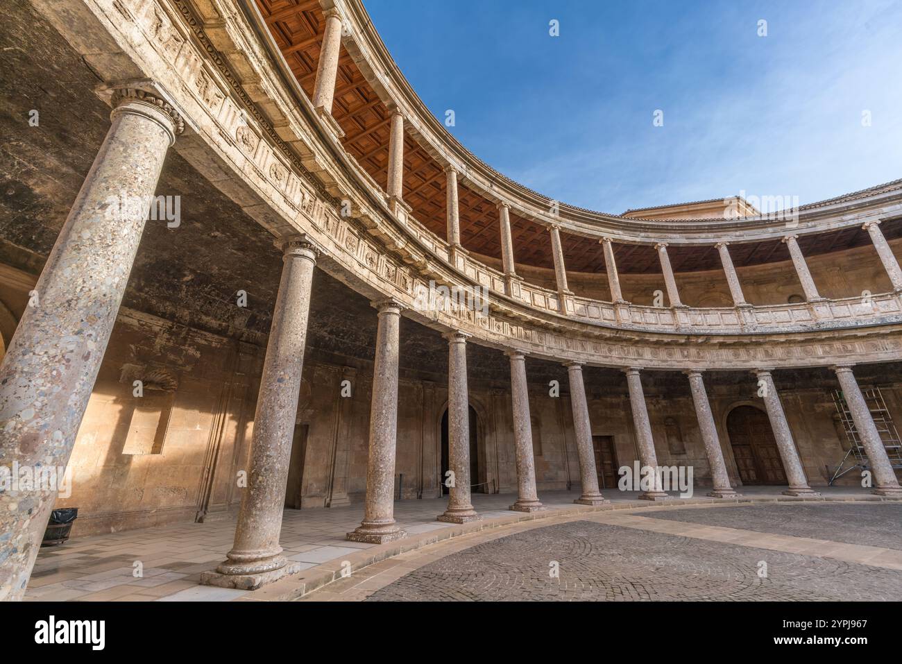 Granada, Spanien - 22. November 2022 : Palacio de Carlos V Palast von Karl V. interne runde Terrasse. Renaissance-Gebäude im Alhambra-Komplex Stockfoto