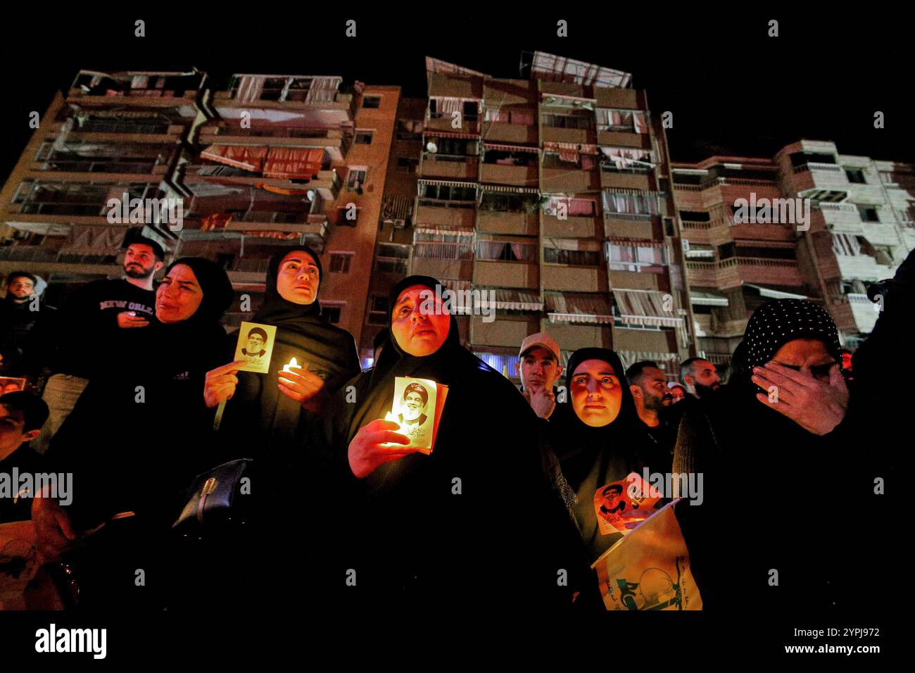 Beirut, Libanon. November 2024 30. Pro-iranische Hisbollah-Anhänger weinen, während sie während einer Gedenkfeier an der Stelle, an der der ermordete Parteichef Hassan Nasrallah bei einem massiven israelischen Luftangriff im südlichen Vorort Beiruts getötet wurde, Kerzen tragen. Das Ritual kam, als der neue Hisbollah-Chef Naim Qassem erklärte, dass seine Organisation einen "göttlichen Sieg" in ihrem jahrelangen Krieg mit Israel erzielte, der letzte Woche als Teil eines Waffenstillstandsabkommens unterbrochen wurde. (Kreditbild: © Marwan Naamani/ZUMA Press Wire) NUR REDAKTIONELLE VERWENDUNG! Nicht für kommerzielle ZWECKE! Stockfoto Beirut, Libanon. November 2024 30. Pro-iranische Hisbollah-Anhänger weinen, während sie während einer Gedenkfeier an der Stelle, an der der ermordete Parteichef Hassan Nasrallah bei einem massiven israelischen Luftangriff im südlichen Vorort Beiruts getötet wurde, Kerzen tragen. Das Ritual kam, als der neue Hisbollah-Chef Naim Qassem erklärte, dass seine Organisation einen "göttlichen Sieg" in ihrem jahrelangen Krieg mit Israel erzielte, der letzte Woche als Teil eines Waffenstillstandsabkommens unterbrochen wurde. (Kreditbild: © Marwan Naamani/ZUMA Press Wire) NUR REDAKTIONELLE VERWENDUNG! Nicht für kommerzielle ZWECKE! Stockfoto