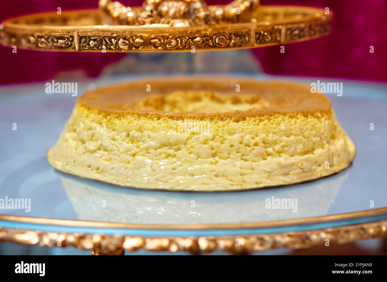 Milch und Eier Pudding oder Pudim de leite. Brasilianisches Dessert hausgemachter Karamellpudding. Traditioneller brasilianischer Flan Stockfoto