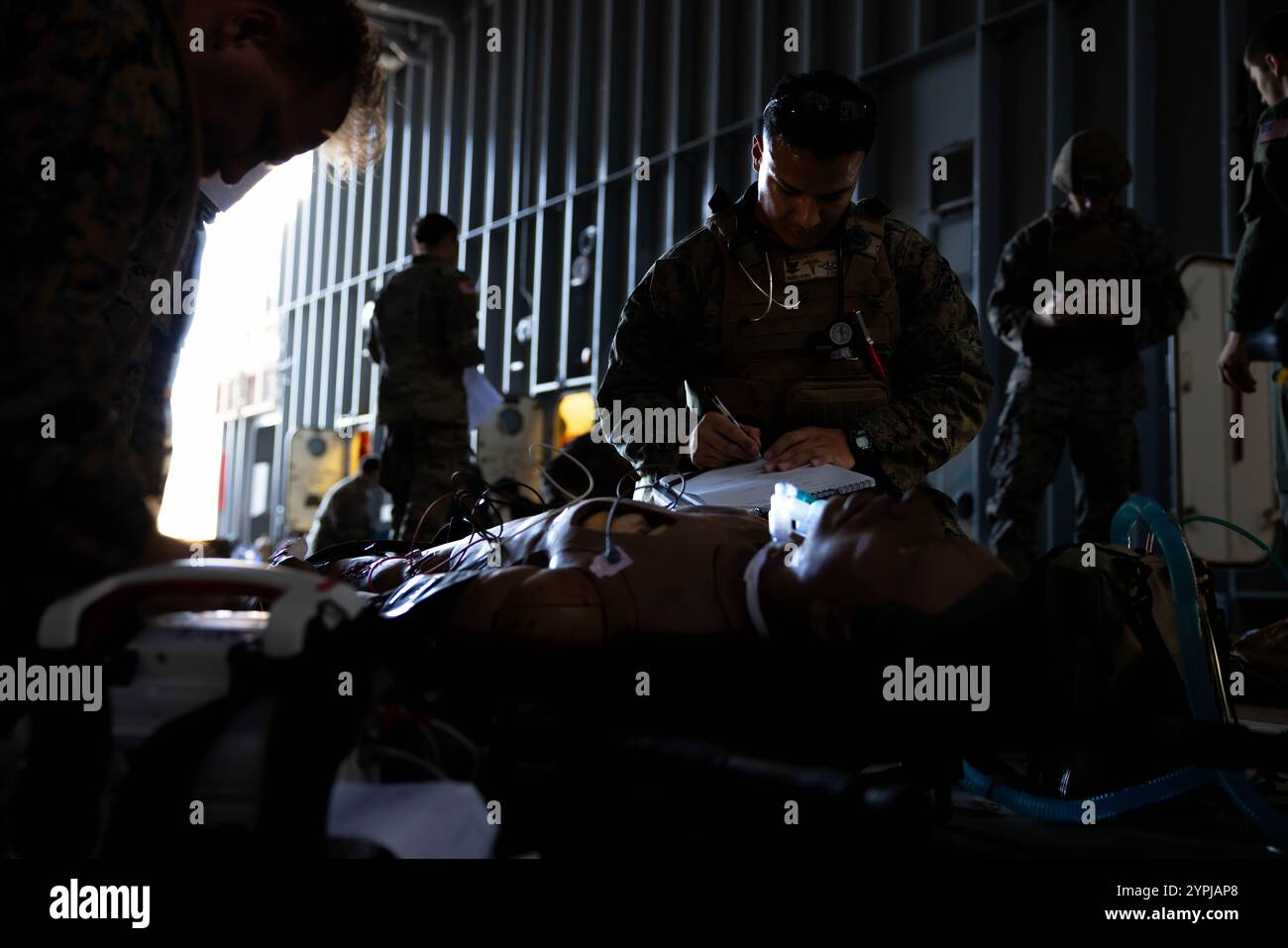 Kevin Jarquin, Korpsman des U.S. Navy Hospital 3rd Class, mit Bravo Surgical Company, 3d Medical Battalion (Med Bn), gebürtiger Einwohner von San Antonio, Texas, behandelt einen simulierten Unfall während der gemeinsamen Evakuierung von Unfällen (CASEVAC) und Hoist Training, Joint Base Pearl Harbor-Hickam, Hawaii, 20. November 2024. 3d Med BN leistete Unterstützung im Gesundheitswesen bei gemeinsamen Operationen und erhöhte die Interoperabilität mit MEDEVAC-Plattformen und Transportunternehmen der US-Armee. (Foto des U.S. Marine Corps von Lance CPL. Marcos AlbertoRocha) Stockfoto