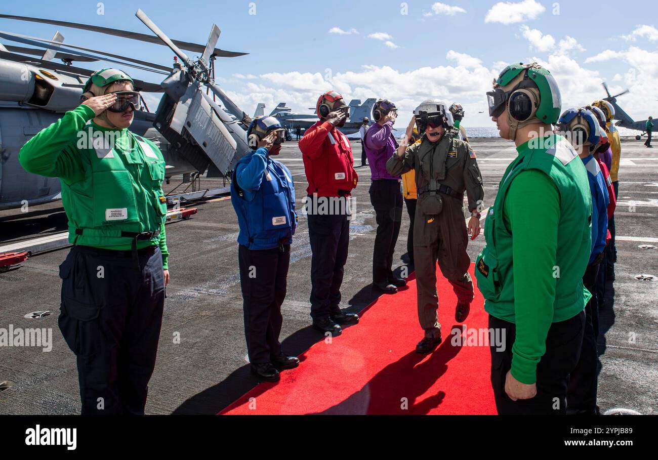PACIFIC OCEAN (27. November 2024) ADM Steve Koehler, Kommandant der U.S. Pacific Fleet, gibt am 27. November 2024 einen Gruß zurück, als Sideboys bei seiner Ankunft eine Ehre für einen Schiffsbesuch an Bord des Flugzeugträgers USS Carl Vinson (CVN 70) der Nimitz-Klasse geben. Carl Vinson, das Flaggschiff der Carrier Strike Group ONE, führt derzeit Routineoperationen im Einsatzgebiet der 3rd Fleet durch. (Foto der U.S. Navy von Mass Communication Specialist 3rd Class Nate Jordan) Stockfoto