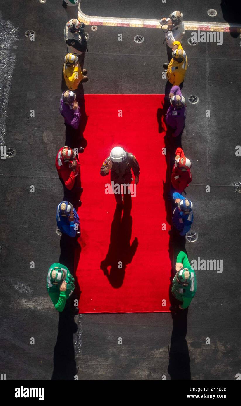 PACIFIC OCEAN (27. November 2024) – ADM Steve Koehler, Kommandant der U.S. Pacific Fleet, gibt am 27. November 2024 einen Gruß zurück, als Sideboys bei seiner Ankunft eine Ehre für einen Schiffsbesuch an Bord des Flugzeugträgers USS Carl Vinson (CVN 70) der Nimitz-Klasse geben. Carl Vinson, das Flaggschiff der Carrier Strike Group ONE, führt derzeit Routineoperationen im Einsatzgebiet der 3rd Fleet durch. (Foto der US Navy von Seaman Kenneth Ostas, Spezialist für Massenkommunikation) Stockfoto