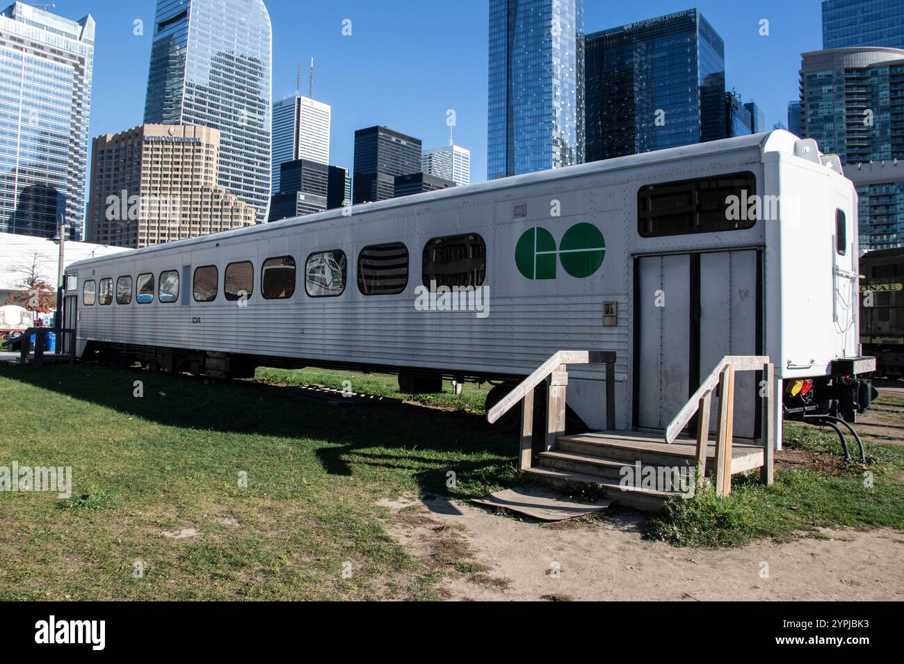 Personenwagen im Roundhouse Park am Bremner Boulevard im Zentrum von Toronto, Ontario, Kanada Stockfoto