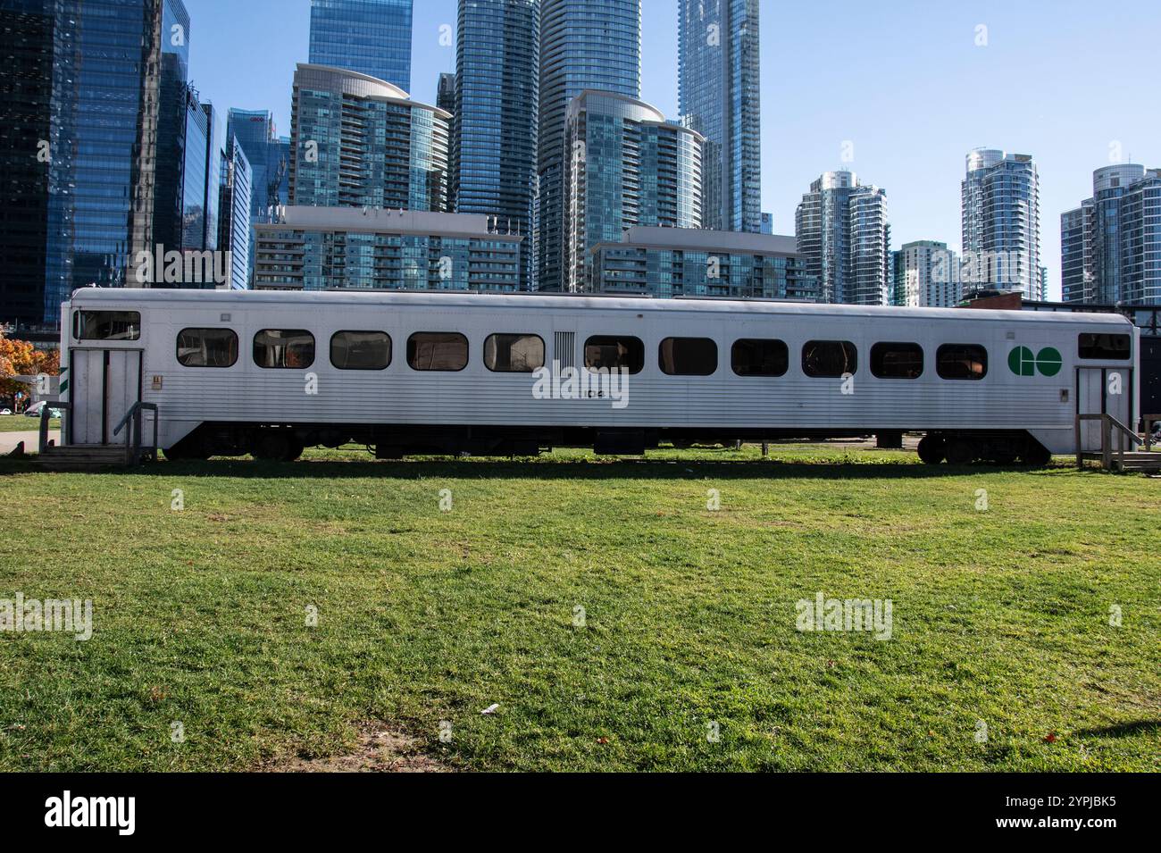 Personenwagen im Roundhouse Park am Bremner Boulevard im Zentrum von Toronto, Ontario, Kanada Stockfoto