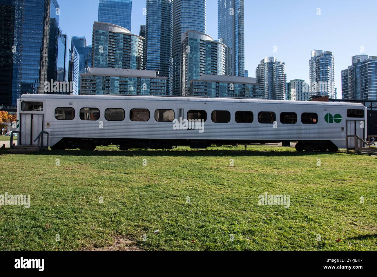 Personenwagen im Roundhouse Park am Bremner Boulevard im Zentrum von Toronto, Ontario, Kanada Stockfoto