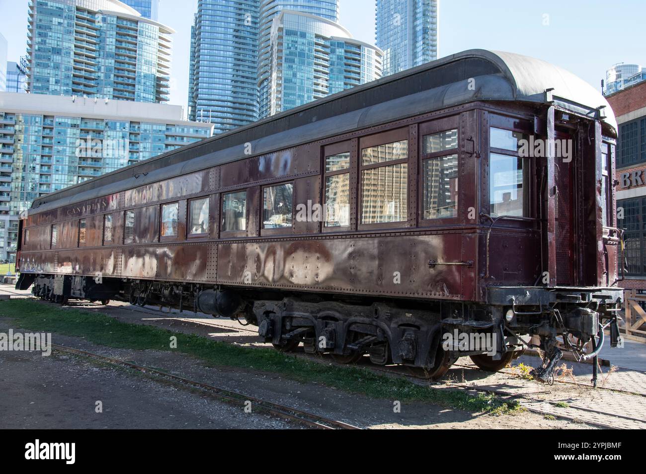 Canadian Pacific Personenverkehrswagen im Roundhouse Park auf dem Bremner Boulevard in der Innenstadt von Toronto, Ontario, Kanada Stockfoto