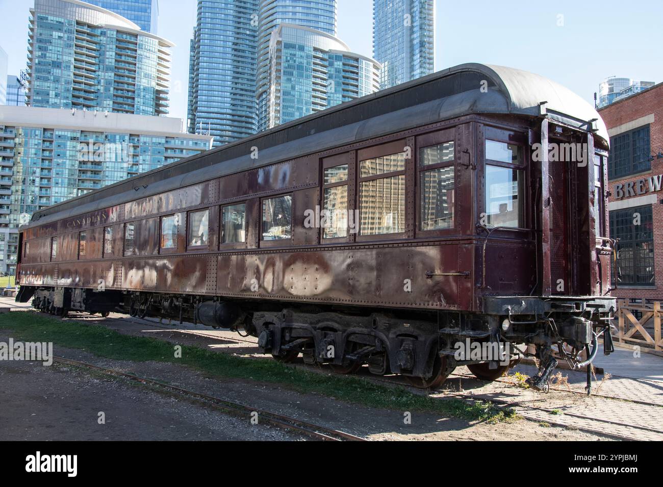 Canadian Pacific Personenverkehrswagen im Roundhouse Park auf dem Bremner Boulevard in der Innenstadt von Toronto, Ontario, Kanada Stockfoto