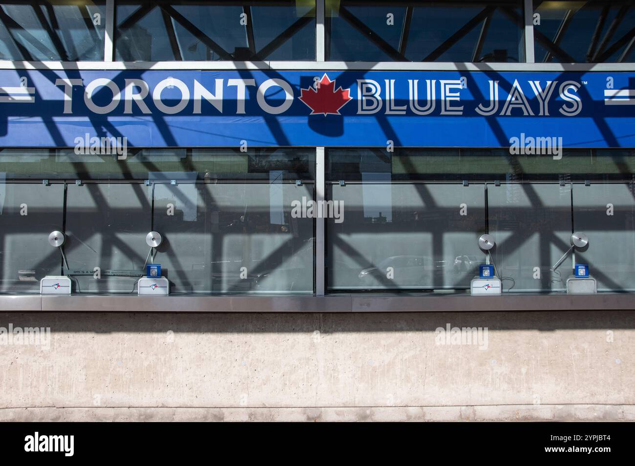 Schilder der der Toronto Blue Jays am Rogers Centre am Blue Jays Way in der Innenstadt von Toronto, Ontario, Kanada Stockfoto