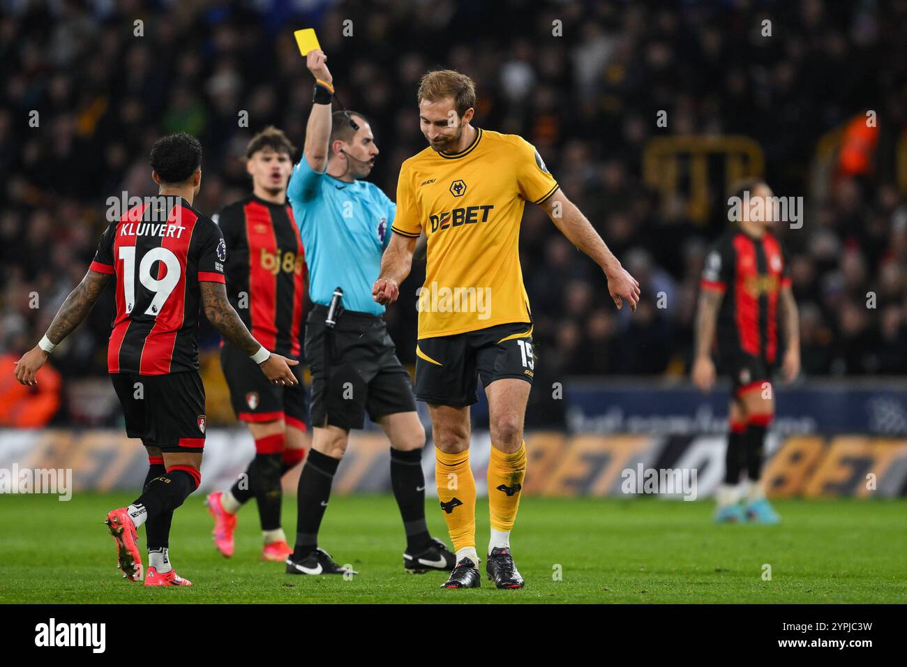 Schiedsrichter Peter Bankes gibt Craig Dawson von Wolverhampton Wanderers eine gelbe Karte während des Premier League-Spiels Wolverhampton Wanderers gegen Bournemouth in Molineux, Wolverhampton, Vereinigtes Königreich, 30. November 2024 (Foto: Craig Thomas/News Images) in, am 30.11.2024. (Foto: Craig Thomas/News Images/SIPA USA) Credit: SIPA USA/Alamy Live News Stockfoto