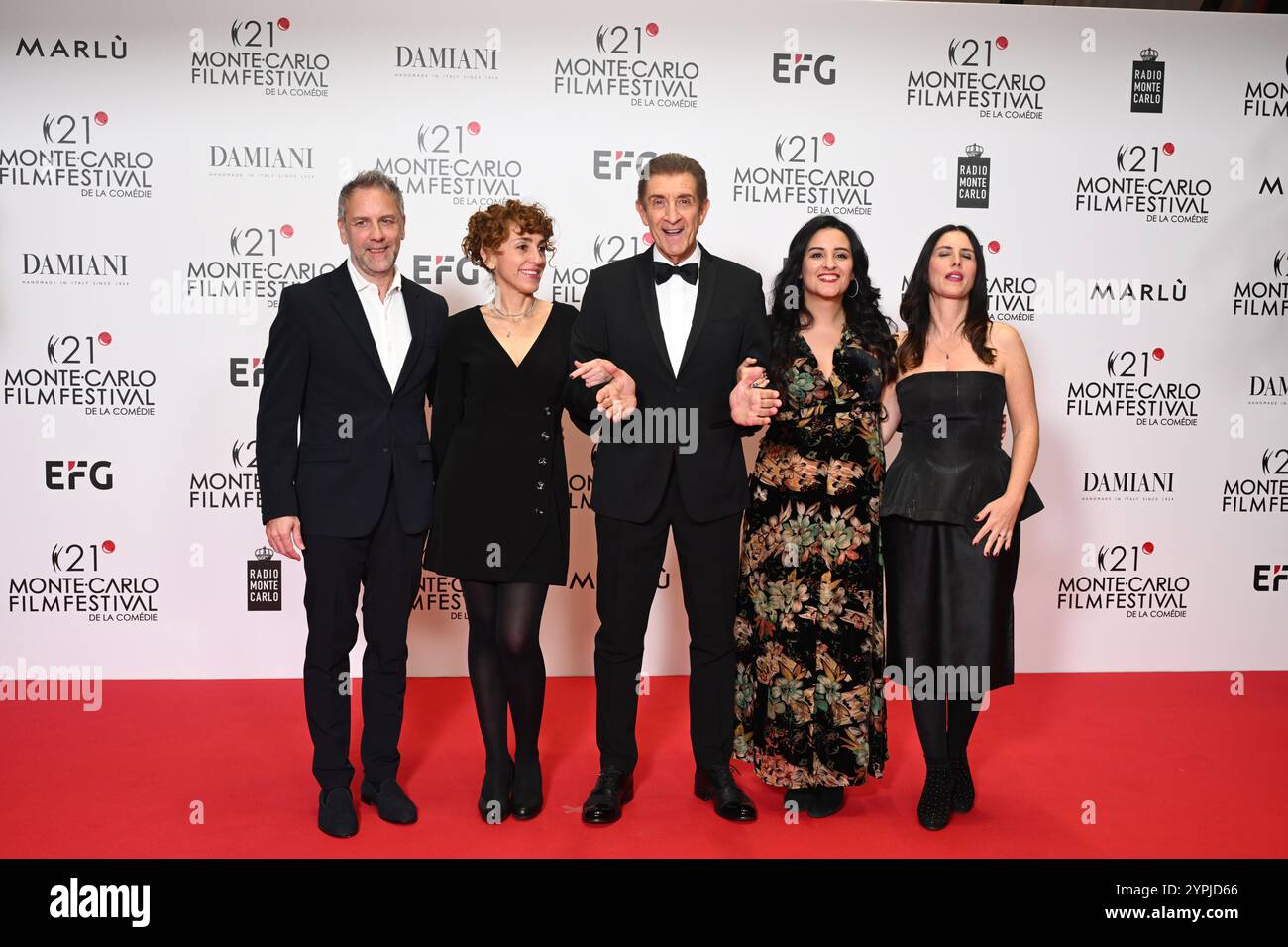 21. Montecarlo Film Festival - Res Carpet Award Zeremonie. Auf dem Foto Ezio Greggio mit den italienischen Journalisten Stockfoto