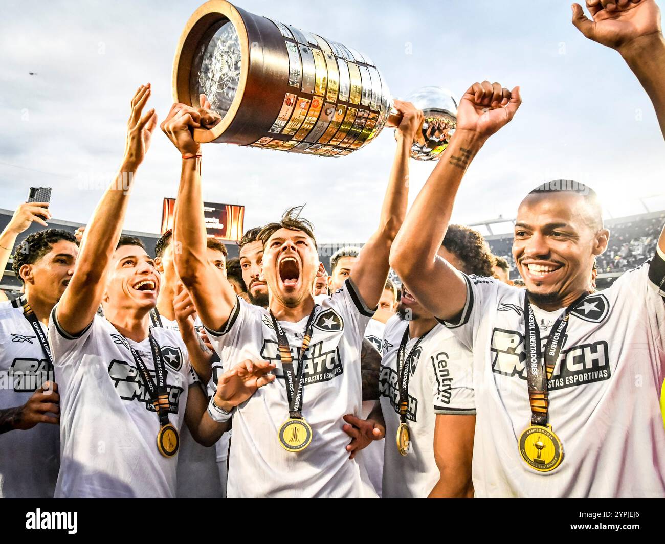 Mas Monumental Stadium, Buenos Aires, Argentinien. 30. November 2024. Im Finale des CONMEBOL Libertadores Cup standen Atletico Mineiro (1) gegen Botafogo (3) aufeinander. Die brasilianischen Teams erreichten das Finale, das im Stadion Mas Monumental in Buenos Aires ausgetragen wurde. Der Champion war Botafogo. Quelle: Facundo Morales/Alamy Live News. NUR REDAKTIONELLE VERWENDUNG: Facundo Morales/Alamy Live News Stockfoto