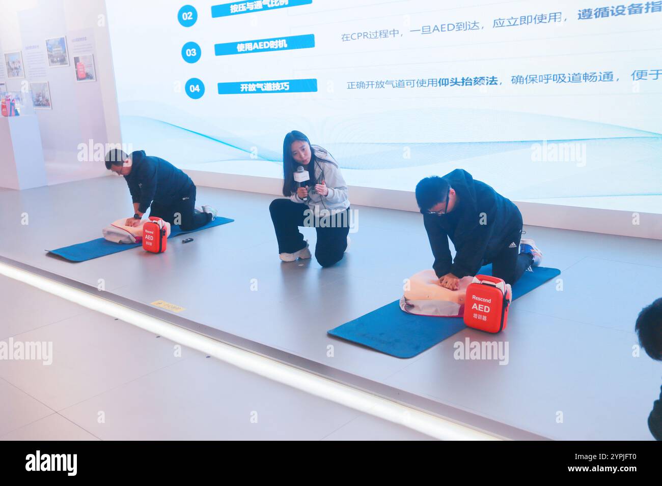 SHANGHAI, CHINA - 28. NOVEMBER 2024 - Fans erleben die erste-Hilfe-Aktivitäten von AED-Geräten für kardiopulmonale Reanimation auf dem 20 Stockfoto