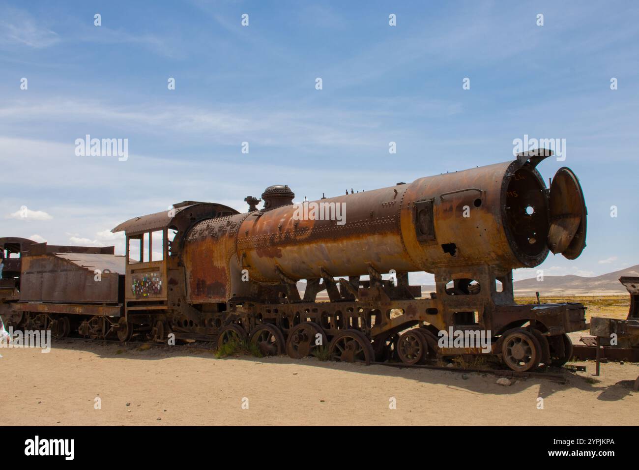 Eine verrostete Lokomotive vom Zugfriedhof (Cementerio de Trenes) in der Nähe von Uyuni, Bolivien, die als Relikt der Industriegeschichte der Region steht. Stockfoto