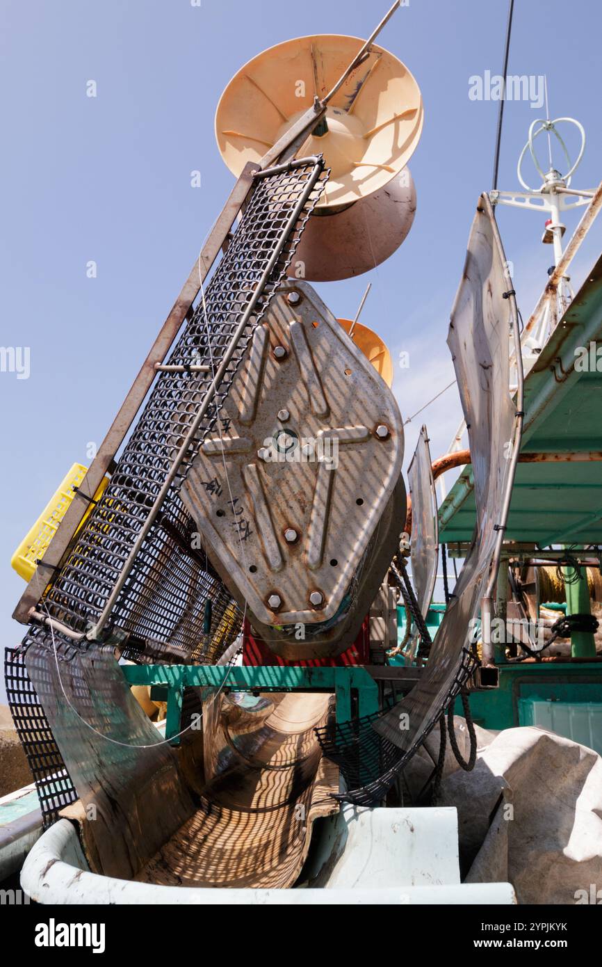 Angelmaschinen auf einem industriellen Tintenfischboot Stockfoto