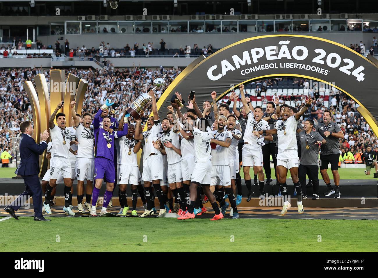 Buenos Aires, Argentinien. November 2024 30. Botafogos Spieler feiern mit der Trophäe, nachdem sie am 30. November 2024 im Monumental Stadium in Buenos Aires das letzte Fußballspiel der brasilianischen Teams Atletico Mineiro und Botafogo gewonnen haben. Quelle: Alejandro Pagni/Alamy Live News Stockfoto