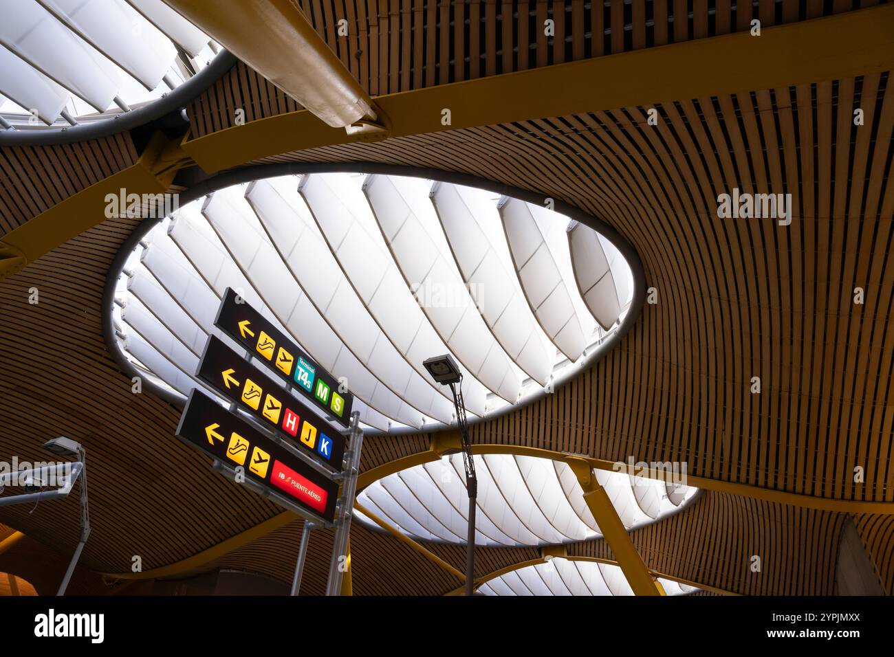 Detail der welligen Bambusdecke des Terminals T4 am Flughafen Madrid-Barajas in Madrid, Spanien. Stockfoto