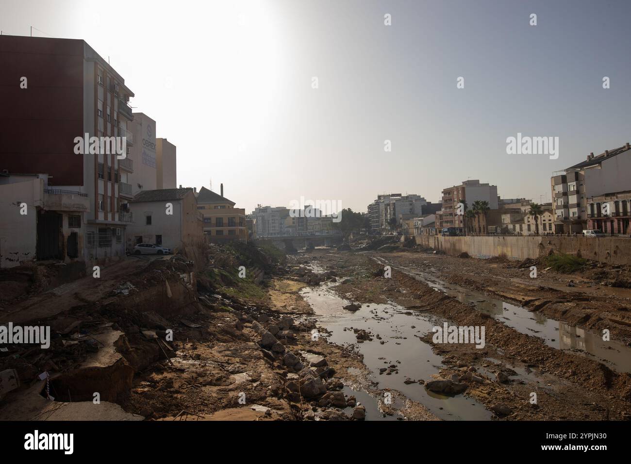 Valencia, Spanien. November 2024 30. Der Barranco del Poyo, der durch die valencianische Stadt Paiporta führt. Am 29. November war ein Monat vergangen, seit Ende Oktober die isolierte Depression auf hohem Niveau (DANA) die Städte des Gebiets L´Horta Sud südlich der spanischen Stadt Valencia betraf und die nicht nur Millionen an wirtschaftlichen Schäden verursachte, sondern auch mehr als 200 Menschen das Leben forderte. (Foto: David Canales/SOPA Images/SIPA USA) Credit: SIPA USA/Alamy Live News Stockfoto