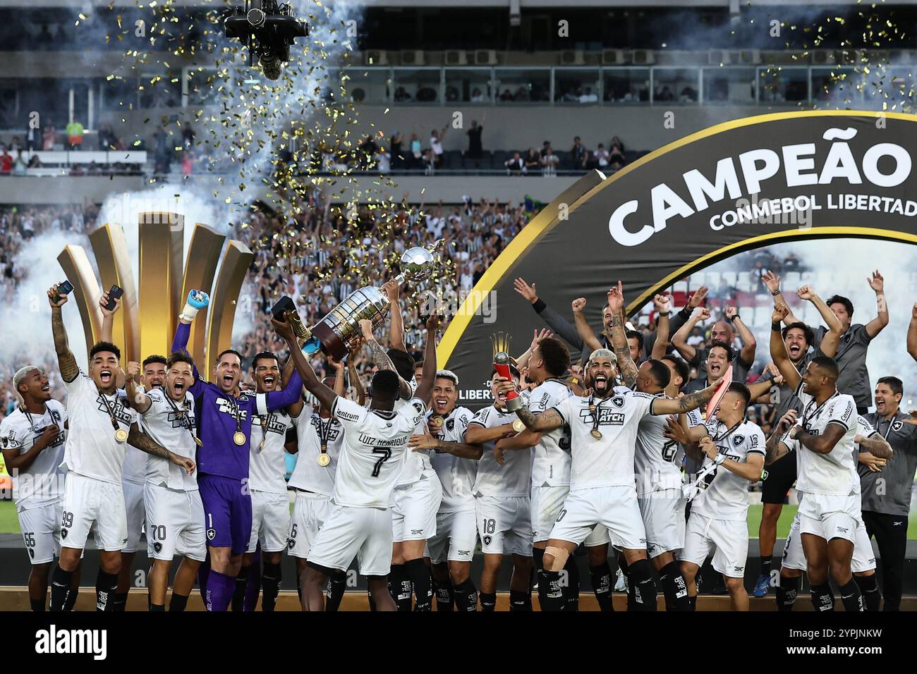 Buenos Aires, Argentinien. November 2024 30. Botafogos Spieler feiern mit der Trophäe, nachdem sie am 30. November 2024 im Monumental Stadium in Buenos Aires das letzte Fußballspiel der brasilianischen Teams Atletico Mineiro und Botafogo gewonnen haben. Quelle: Alejandro Pagni/Alamy Live News Stockfoto