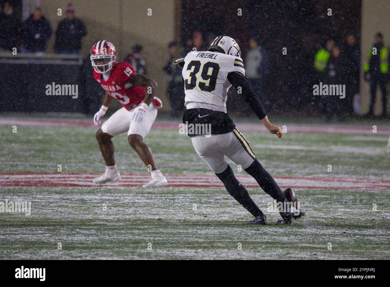 Indiana, USA. November 2024 30. (39) Ben Freehill kehrt im Memorial Stadium in Bloomington Indiana zurück. Cory Eads/Cal Sport Media (Kreditbild: © Cory Eads/Cal Sport Media). Quelle: csm/Alamy Live News Stockfoto