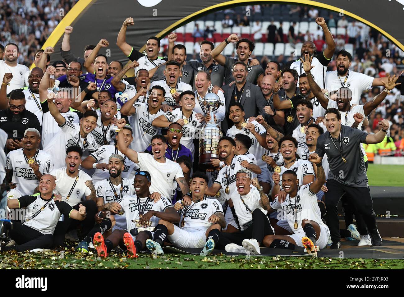 Buenos Aires, Argentinien. November 2024 30. Botafogos Spieler feiern mit der Trophäe, nachdem sie am 30. November 2024 im Monumental Stadium in Buenos Aires das letzte Fußballspiel der brasilianischen Teams Atletico Mineiro und Botafogo gewonnen haben. Quelle: Alejandro Pagni/Alamy Live News Stockfoto