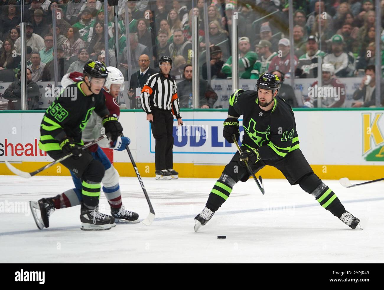 Dallas, Texas, USA. November 2024. Jamie Benn #14 der Dallas Stars läuft im American Airlines Center auf dem Eis mit Kontrolle über den Puck während des Spiels gegen Colorado Avalanche von der NHL Regular Season. Endpunktzahl Dallas Stars 5-3 Colorado Avalanche. Am 29. November 2024 in Dallas, Texas, USA. (Kreditbild: © Javier Vicencio/eyepix via ZUMA Press Wire) NUR REDAKTIONELLE VERWENDUNG! Nicht für kommerzielle ZWECKE! Stockfoto