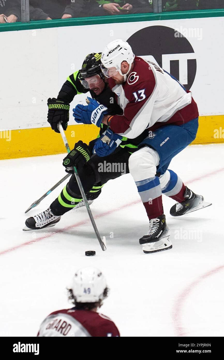 Dallas, Texas, USA. November 2024. Valeri Nichushkin #13 der Colorado Avalanche kämpft um die Kontrolle über den Puck gegen Matt Duchene #95 der Dallas Stars während der regulären NHL-Saison im American Airlines Center. Endpunktzahl Dallas Stars 5-3 Colorado Avalanche. Am 29. November 2024 in Dallas, Texas, USA. (Kreditbild: © Javier Vicencio/eyepix via ZUMA Press Wire) NUR REDAKTIONELLE VERWENDUNG! Nicht für kommerzielle ZWECKE! Stockfoto