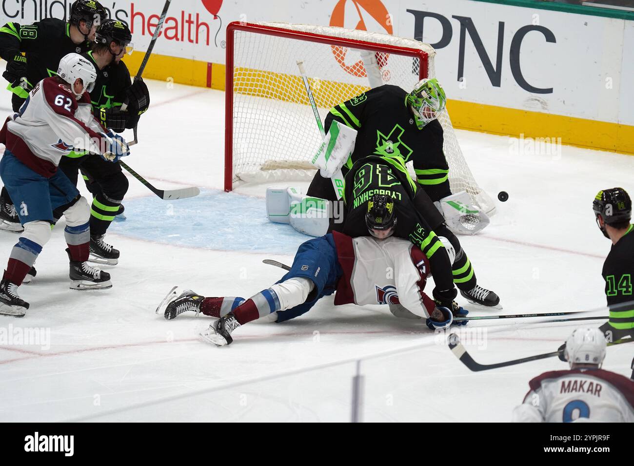 Dallas, Texas, USA. November 2024. Valeri Nichushkin #13 von Colorado Avalanche taucht, um während des Spiels gegen die Dallas Stars der NHL im American Airlines Center ein offensives Spiel zu machen. Endpunktzahl Dallas Stars 5-3 Colorado Avalanche. Am 29. November 2024 in Dallas, Texas, USA. (Kreditbild: © Javier Vicencio/eyepix via ZUMA Press Wire) NUR REDAKTIONELLE VERWENDUNG! Nicht für kommerzielle ZWECKE! Stockfoto