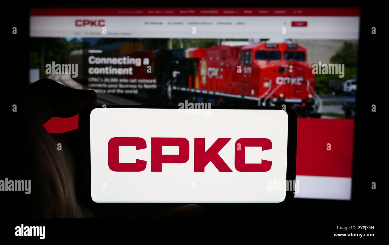 Deutschland. Juli 2024. In dieser Abbildung hält eine Person ein Smartphone mit dem Logo der Eisenbahngesellschaft Canadian Pacific Kansas City Limited (CPKC) vor der Webseite. (Foto von Timon Schneider/SOPA Images/SIPA USA) *** ausschließlich für redaktionelle Nachrichten *** Credit: SIPA USA/Alamy Live News Stockfoto