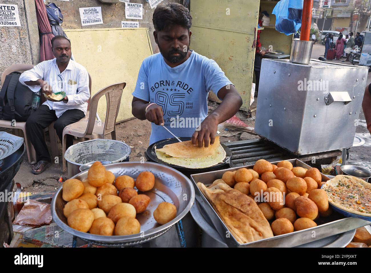 Ein Street Food-Händler, der ein Masala Dosa in Secunderabad, Telegana, Indien kocht Stockfoto