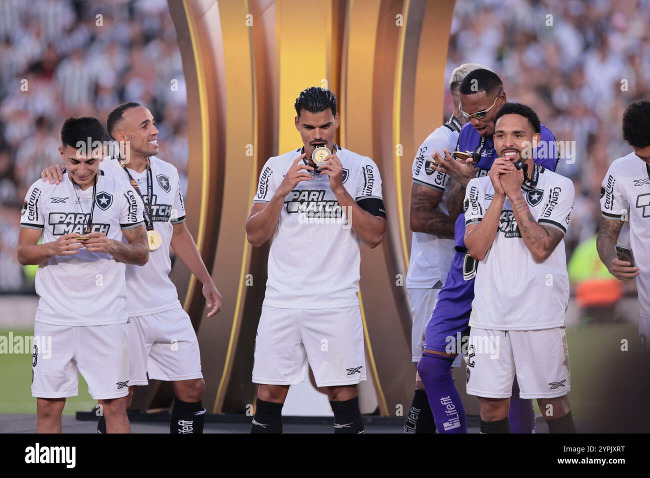 Buenos Aires, Argentinien - 30. November 2024: Atlético Mineiro und Botafogo treffen sich im Finale der Copa Libertadores im Estadio Monumental in Buenos Aires auf, was zu einem historischen brasilianischen Showdown führt. Die Fans beider Teams haben die Stadt mit Energie erfüllt, als die beiden Vereine um den begehrten südamerikanischen Titel kämpfen. Das Spiel verspricht hohe Einsätze, intensive Rivalität und Fußball vom Feinsten. (Foto von UNAR Photo) Stockfoto