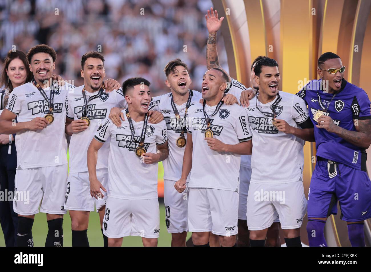 Buenos Aires, Argentinien - 30. November 2024: Atlético Mineiro und Botafogo treffen sich im Finale der Copa Libertadores im Estadio Monumental in Buenos Aires auf, was zu einem historischen brasilianischen Showdown führt. Die Fans beider Teams haben die Stadt mit Energie erfüllt, als die beiden Vereine um den begehrten südamerikanischen Titel kämpfen. Das Spiel verspricht hohe Einsätze, intensive Rivalität und Fußball vom Feinsten. (Foto von UNAR Photo) Stockfoto