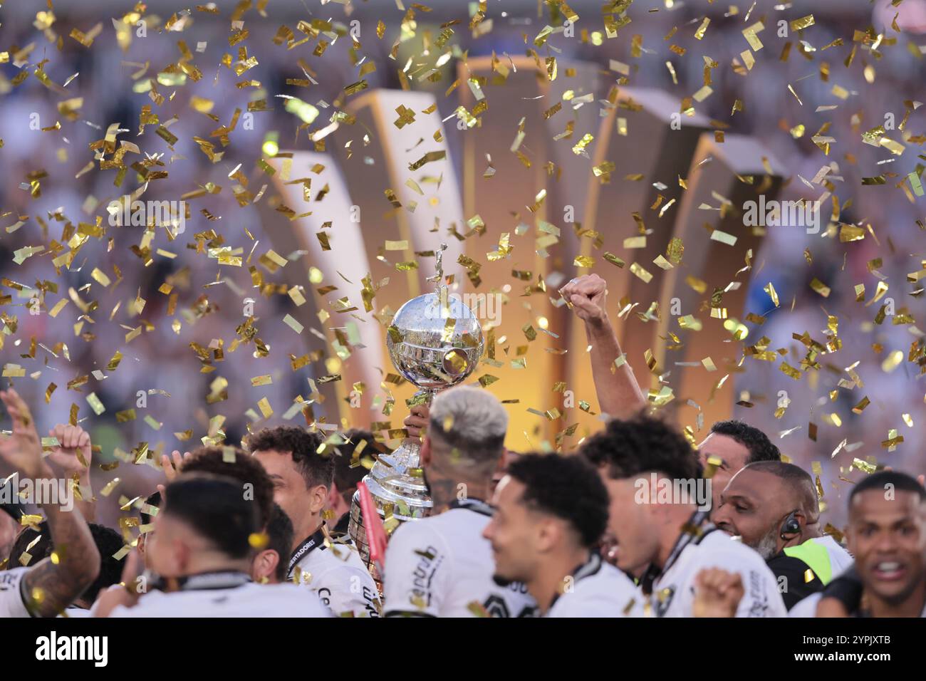 Buenos Aires, Argentinien - 30. November 2024: Atlético Mineiro und Botafogo treffen sich im Finale der Copa Libertadores im Estadio Monumental in Buenos Aires auf, was zu einem historischen brasilianischen Showdown führt. Die Fans beider Teams haben die Stadt mit Energie erfüllt, als die beiden Vereine um den begehrten südamerikanischen Titel kämpfen. Das Spiel verspricht hohe Einsätze, intensive Rivalität und Fußball vom Feinsten. (Foto von UNAR Photo) Stockfoto