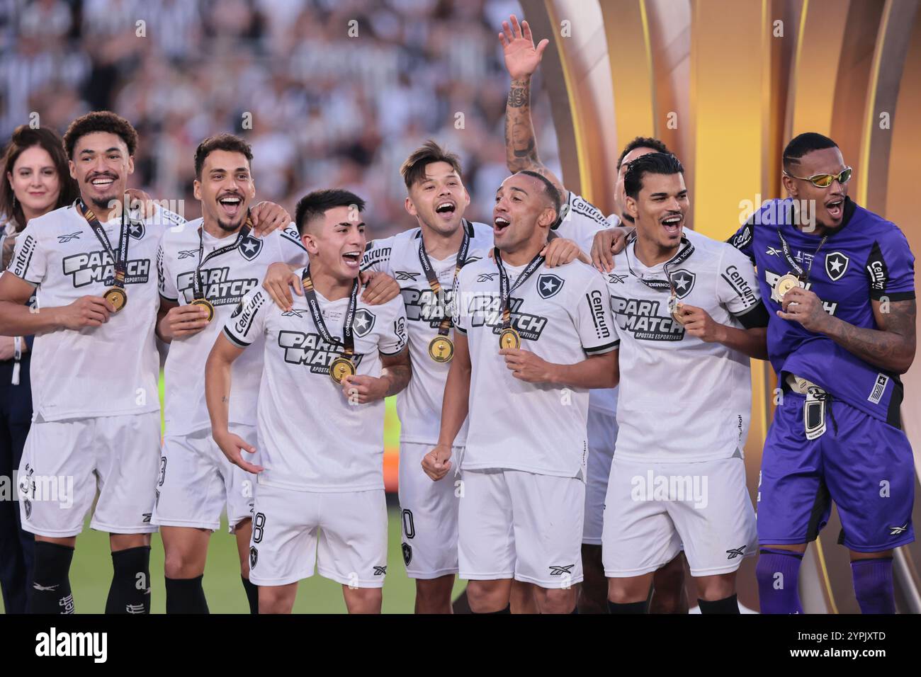Buenos Aires, Argentinien - 30. November 2024: Atlético Mineiro und Botafogo treffen sich im Finale der Copa Libertadores im Estadio Monumental in Buenos Aires auf, was zu einem historischen brasilianischen Showdown führt. Die Fans beider Teams haben die Stadt mit Energie erfüllt, als die beiden Vereine um den begehrten südamerikanischen Titel kämpfen. Das Spiel verspricht hohe Einsätze, intensive Rivalität und Fußball vom Feinsten. (Foto von UNAR Photo) Stockfoto