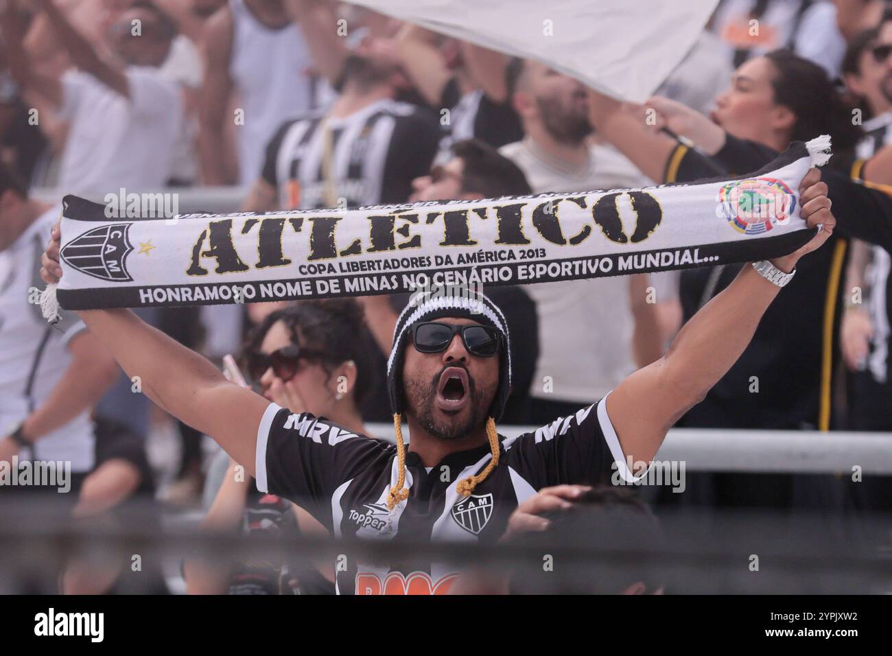 Buenos Aires, Argentinien - 30. November 2024: Atlético Mineiro und Botafogo treffen sich im Finale der Copa Libertadores im Estadio Monumental in Buenos Aires auf, was zu einem historischen brasilianischen Showdown führt. Die Fans beider Teams haben die Stadt mit Energie erfüllt, als die beiden Vereine um den begehrten südamerikanischen Titel kämpfen. Das Spiel verspricht hohe Einsätze, intensive Rivalität und Fußball vom Feinsten. (Foto von UNAR Photo) Stockfoto