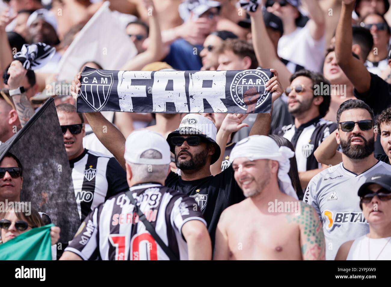 Buenos Aires, Argentinien - 30. November 2024: Atlético Mineiro und Botafogo treffen sich im Finale der Copa Libertadores im Estadio Monumental in Buenos Aires auf, was zu einem historischen brasilianischen Showdown führt. Die Fans beider Teams haben die Stadt mit Energie erfüllt, als die beiden Vereine um den begehrten südamerikanischen Titel kämpfen. Das Spiel verspricht hohe Einsätze, intensive Rivalität und Fußball vom Feinsten. (Foto von UNAR Photo) Stockfoto