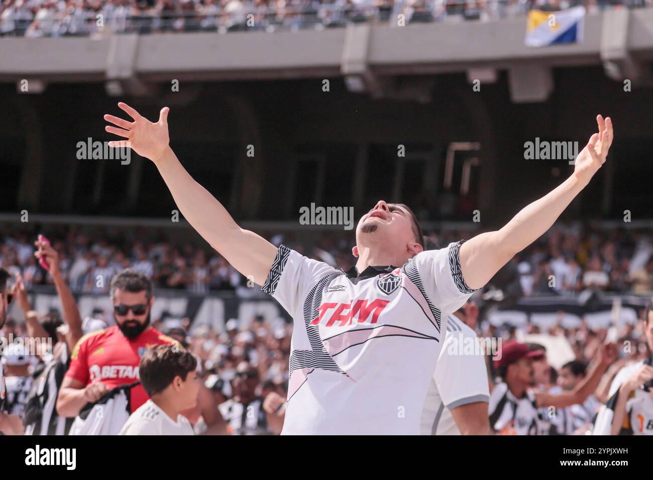 Buenos Aires, Argentinien - 30. November 2024: Atlético Mineiro und Botafogo treffen sich im Finale der Copa Libertadores im Estadio Monumental in Buenos Aires auf, was zu einem historischen brasilianischen Showdown führt. Die Fans beider Teams haben die Stadt mit Energie erfüllt, als die beiden Vereine um den begehrten südamerikanischen Titel kämpfen. Das Spiel verspricht hohe Einsätze, intensive Rivalität und Fußball vom Feinsten. (Foto von UNAR Photo) Stockfoto