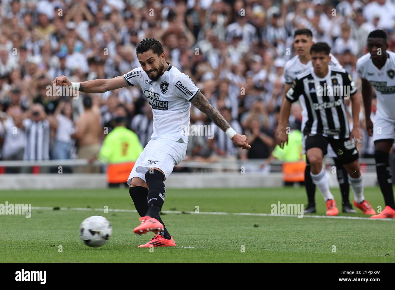 Buenos Aires, Argentinien. November 2024 30. Botafogos Verteidiger Alex Telles (L) schießt einen Elfmeterschießen, um das zweite Tor des Teams gegen Altetico Mineiro während des letzten Fußballspiels der CONMEBOL Copa Libertadores zwischen den brasilianischen Teams Atletico Mineiro und Botafogo im Monumental Stadium in Buenos Aires am 30. November 2024 zu erzielen. Quelle: Alejandro Pagni/Alamy Live News Stockfoto