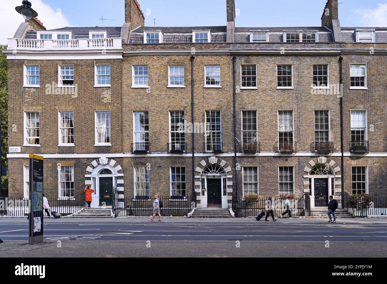 Georgianische Stadthäuser, die in den späten 1700er Jahren im Bedford Square-Viertel von Bloomsbury, London, errichtet wurden Stockfoto