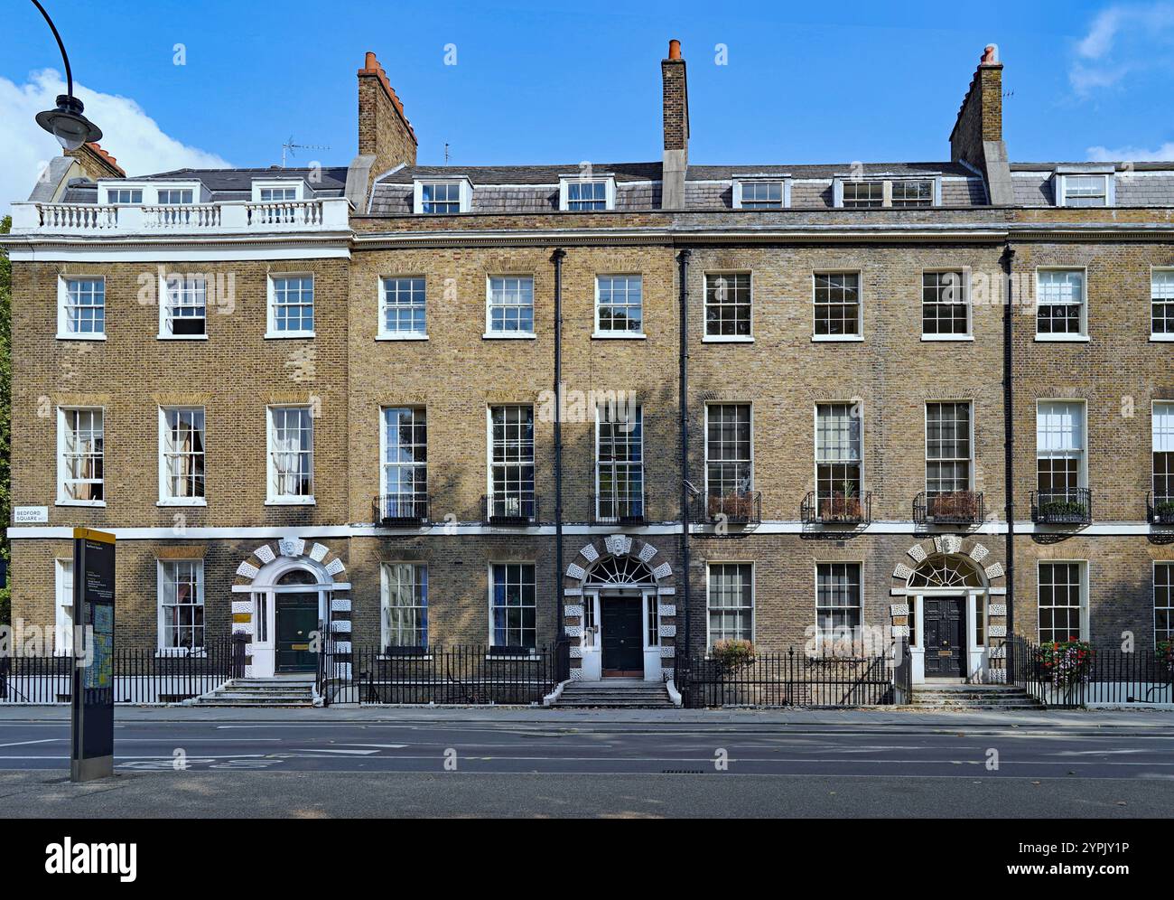 Georgianische Stadthäuser, die in den späten 1700er Jahren im Bedford Square-Viertel von Bloomsbury, London, errichtet wurden Stockfoto
