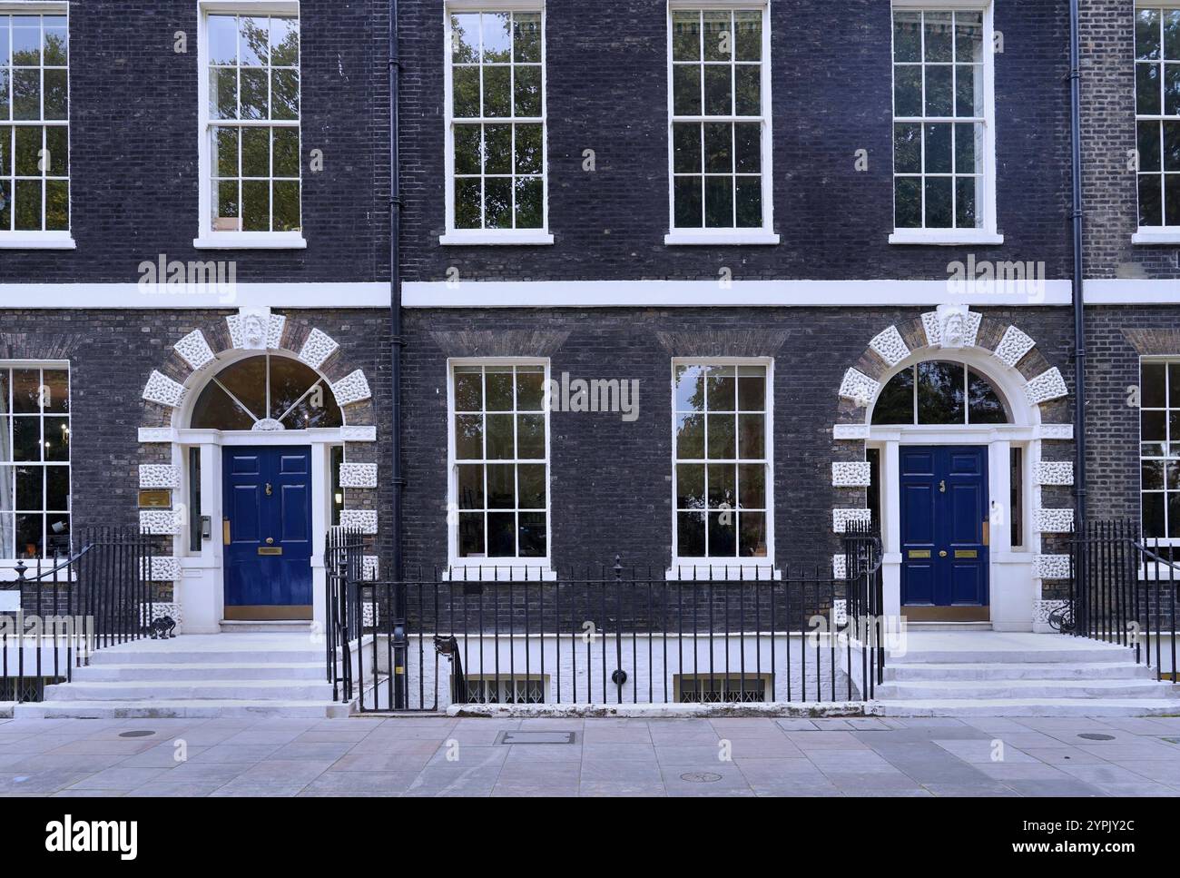 Georgianische Stadthäuser, die in den späten 1700er Jahren im Bedford Square-Viertel von Bloomsbury, London, errichtet wurden Stockfoto